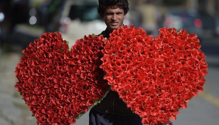 بائع باكستاني يبيع زهور عيد الحب