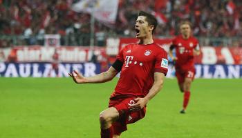 ليفاندوفسكي يسجل ضد أرسنال