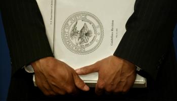 رجل يضم أوراقًا