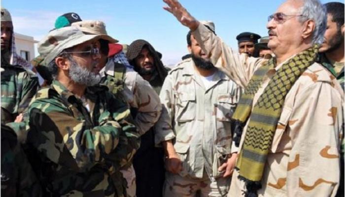 الفـريق خليفة حفتر متحدثا إلى بعض جنوده