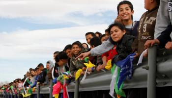 هدية المكسيكيين لترامب.. جدار من المحتجين