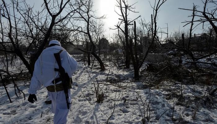 جندي أوكراني في موقع قريب من بلدة أفدييفكا 