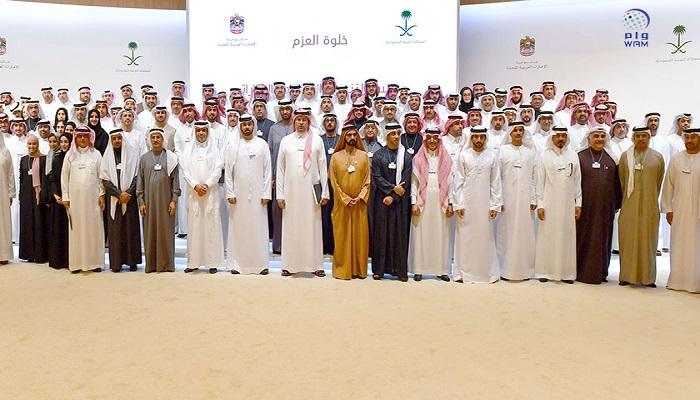 الشيخ محمد بن راشد نائب رئيس دولة الإمارات يتوسط الحضور في خلوة العزم