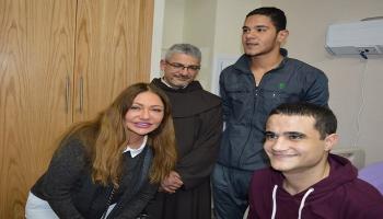 الوفد خلال زيارته للمصابين