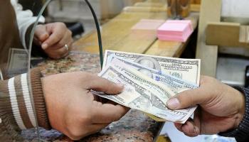 مصري يستبدل دولارات من أحد البنوك
