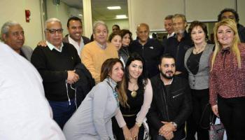 النجوم يتوسطهم الطبيب مجدي يعقوب 