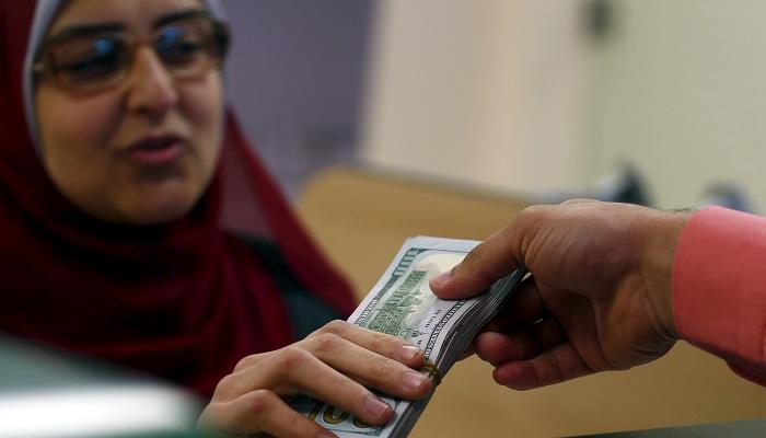تعاملات في أحد شركات الصرافة بمصر..رويترز