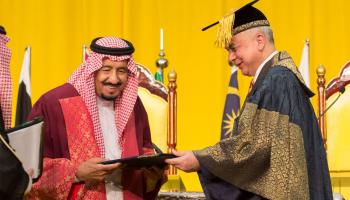 خادم الحرمين أثناء تسلم الدكتوراه الفخرية في الآداب