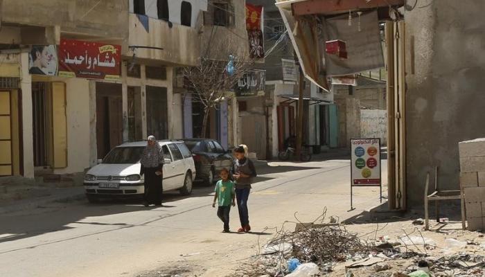 فلسطينيون في أحد شوارع بلدة بيت حانون في قطاع غزة