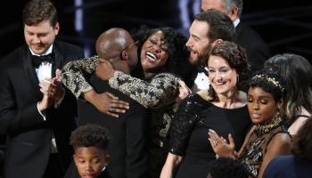 طاقم عمل فيلم (مونلايت) الفائز بجائزة أوسكار أفضل فيلم في هوليوود