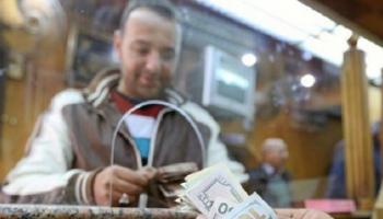 متعامل يُبدل دولارات بجنيهات مصرية.. رويترز