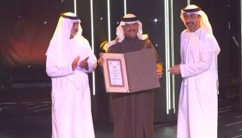 الشيخ عبد الله بن زايد والشيخ نهيان بن مبارك يكرمان الفنان محمد عبده