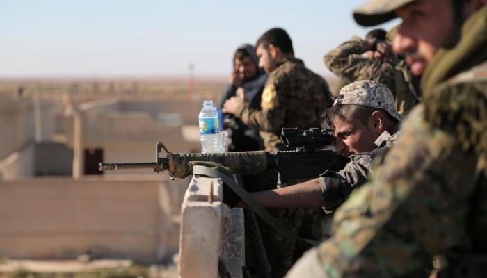 مقاتلون أكراد في قرية شمال الرقة بسوريا