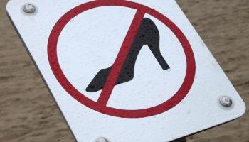 الكعب العالي يثير أزمة في بريطانيا