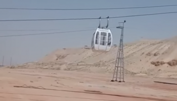 عربة التلفريك الأولى بعد تركيبها