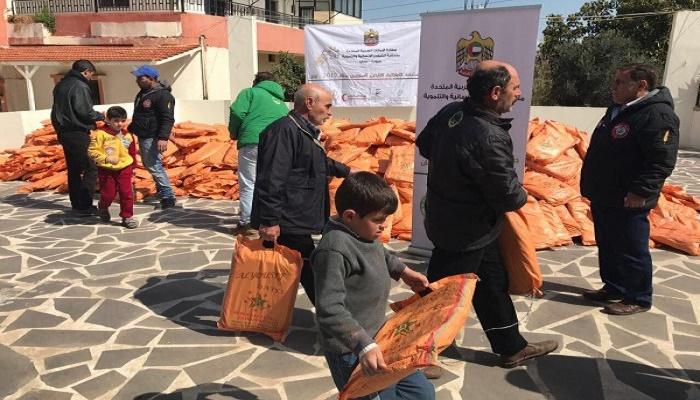 مؤسسة خليفة توزع التمور على النازحين بلبنان