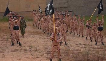 شباب وأعلام داعش