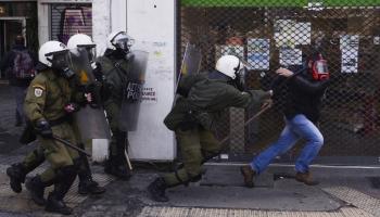 الشرطة اليونانية خلال مواجهة أحداث شغب (الفرنسية)