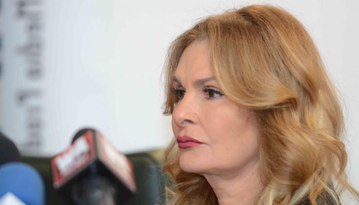 الفنانة يسرا