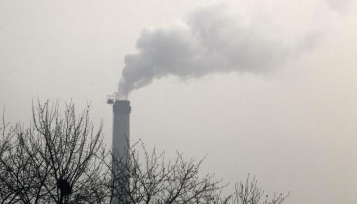 مدخنة ينبعث منها الدخان فى بكين