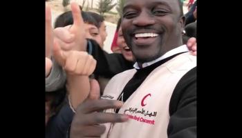 أكون وسط أطفال مخيم اللاجئين 