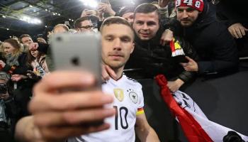 سيلفي بودلي مع الجماهير بعد اللقاء