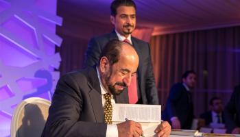 الشيخ القاسمي خلال توقيعه للنسخة الفرنسية من كتاب "تحت راية الاحتلال"