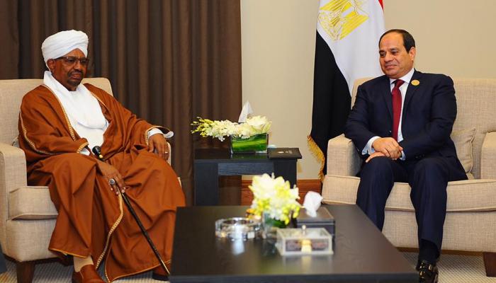 الرئيسان السيسي والبشير خلال اللقاء