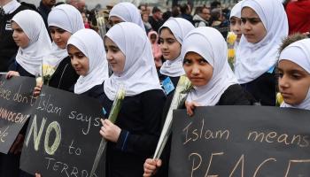 طالبات المدارس على جسر وستمنستر