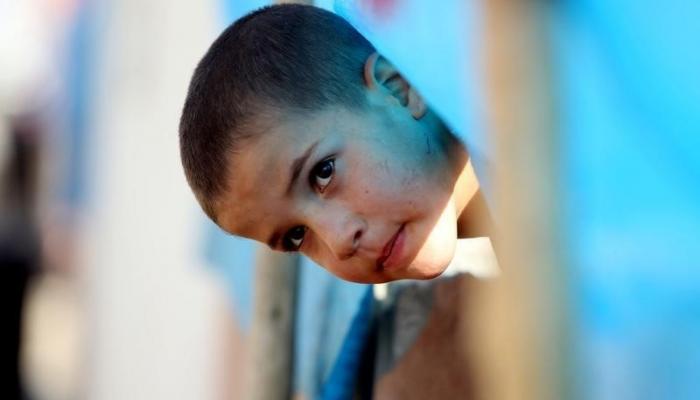 طفل نازح من الموصل يلعب في مخيم للاجئين