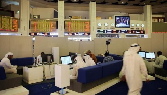 متعاملون في سوق دبي.. رويترز