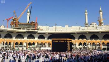 غسل أرضيات المسجد الحرام وممراته وسطحه بماكينات حديثة