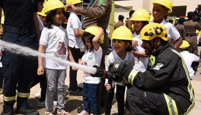 سعادة غامرة على وجه طفلة أثناء تعلمها الإطفاء