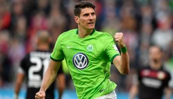 ماريو جوميز يحتفل بأحد أهدافه