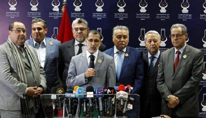 رئيس وزراء المغرب يتحدث وسط ممثلي أحزاب مغربية.. رويترز