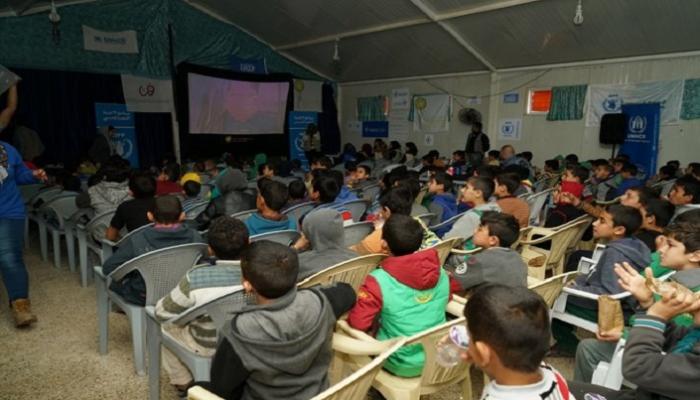 اهتمام كبير من الأطفال اللاجئين بعروض الأفلام