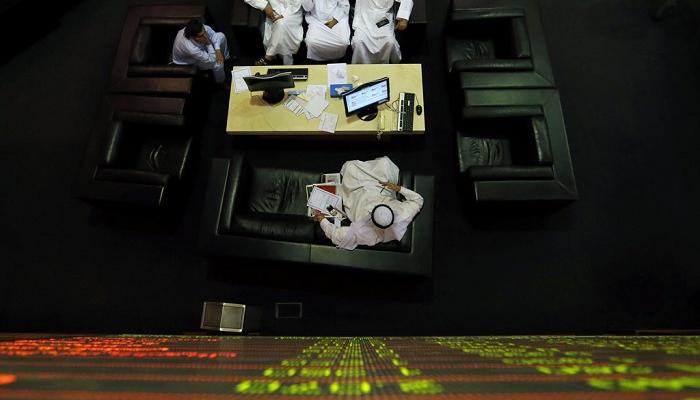 متعامل يتابع الأسعار بقاعة سوق دبي.. رويترز