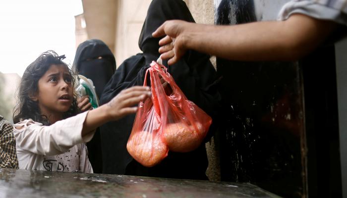 طفلة يمنية تتلقى مساعدات