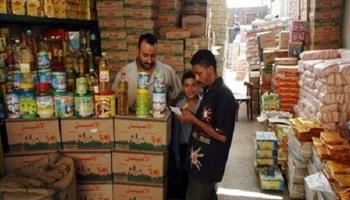 بقال تمويني في إحدى المناطق الشعبية المصرية
