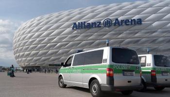 سيارات الأمن أمام ملعب إليانز آرينا