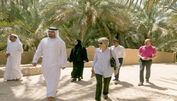 بوكوفا خلال جولتها في واحة العين