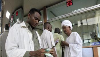 متعاملون في مصرف سوداني..أرشيف