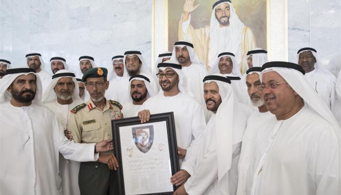 محمد بن زايد آل نهيان برفقة الدفعة الأول لكلية زايد العسكرية