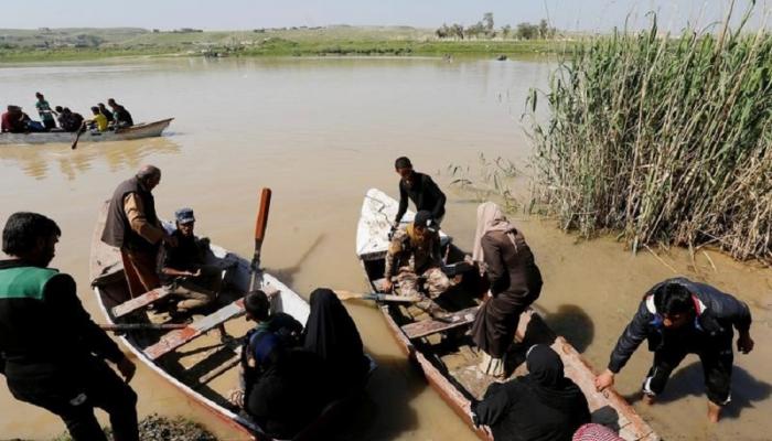 الفيضانات تقطع الجسور بالموصل