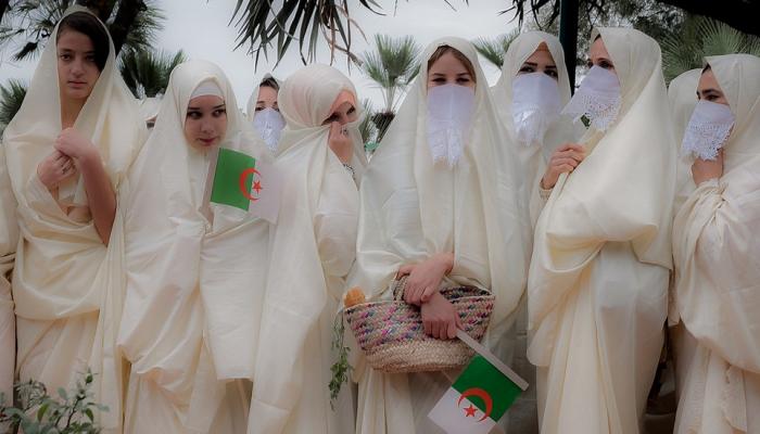 الحــايَــكْ.. رمز الزينة والحياء للمرأة الجزائرية