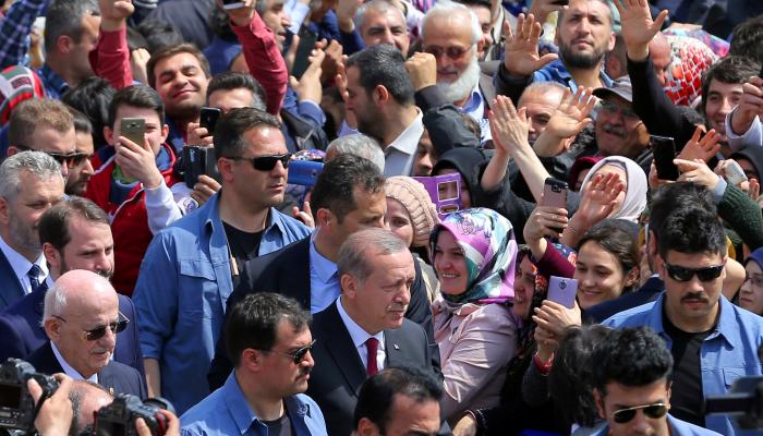 أردوغان وسط مؤيديه بعد الاستفتاء (رويترز)