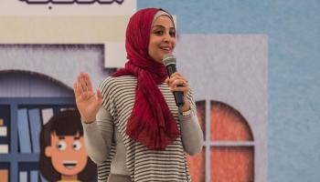 حنان ترك خلال لقائها بالأطفال