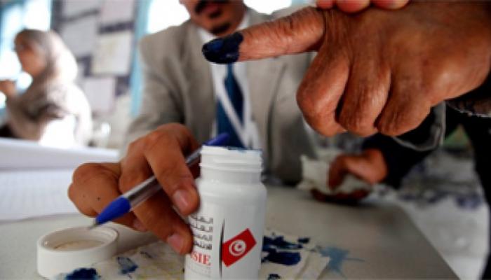 ناخب يدلي بصوته في تونس (صورة أرشيفية)