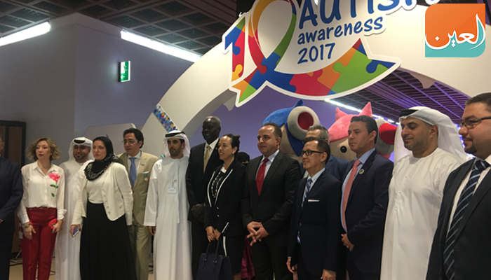 صورة تذكارية تجمع مدير عام غرفة أبوظبي وسفراء الدول في الإمارات