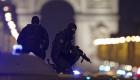 السلطات الفرنسية تعثر على بندقية وسكاكين في سيارة منفذ هجوم باريس
